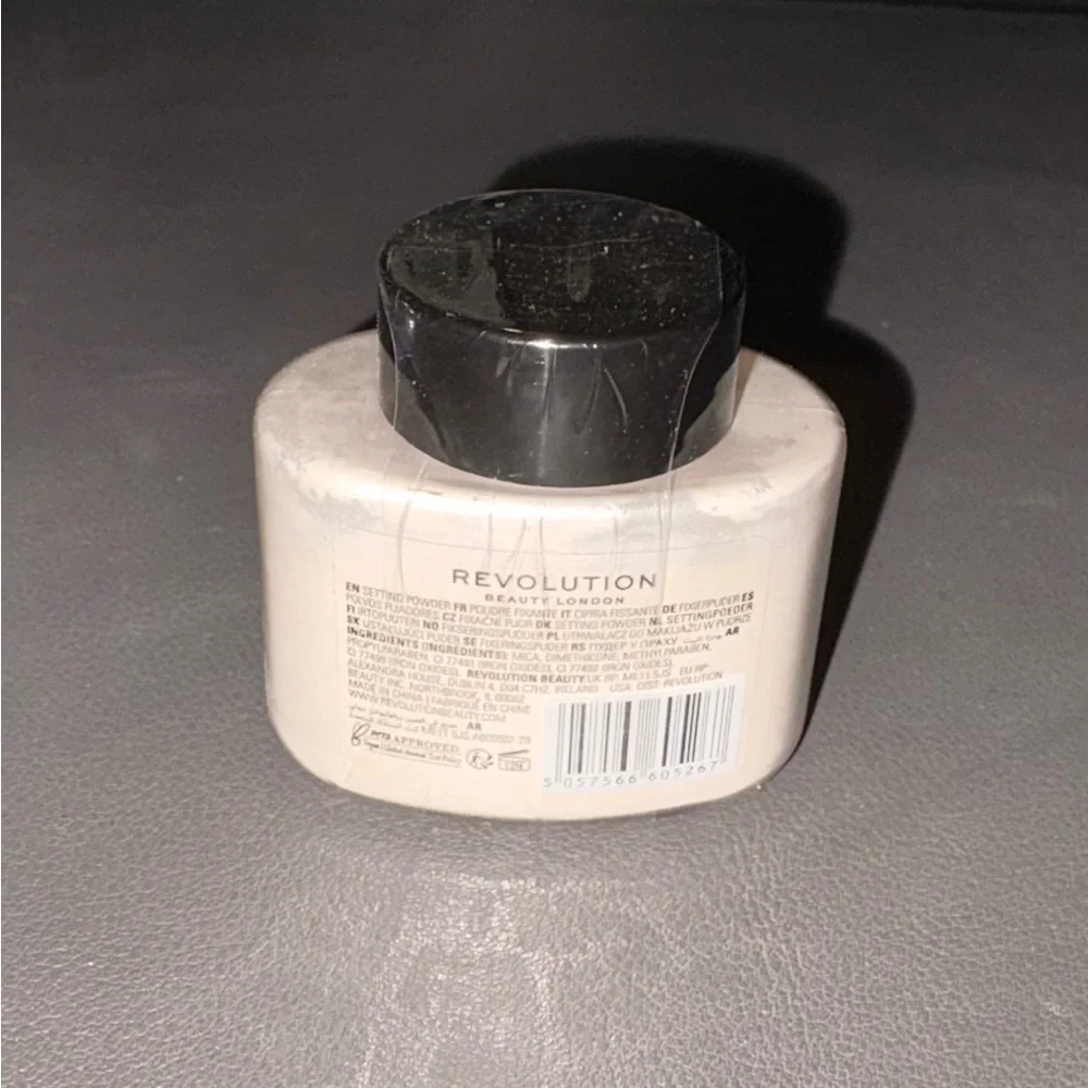 Revolution Translucent Baking Powder - Picture 3 of 4